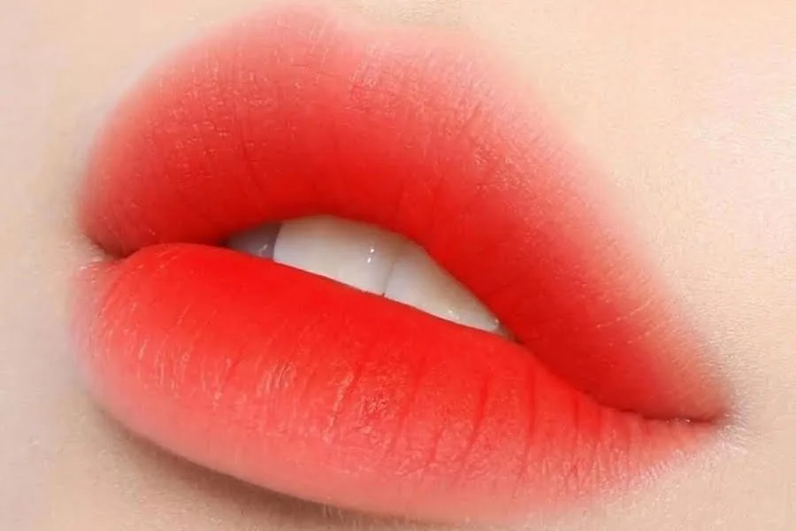 Đôi môi ombre hoàn thiện với hiệu ứng màu nhạt dần, tự nhiên sau khi áp dụng đánh son lòng môi.
