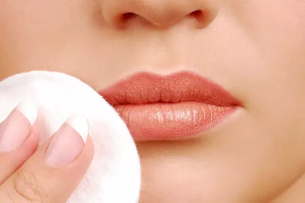Son môi từ hoa hồng hoàn thiện, mang lại đôi môi hồng tự nhiên.