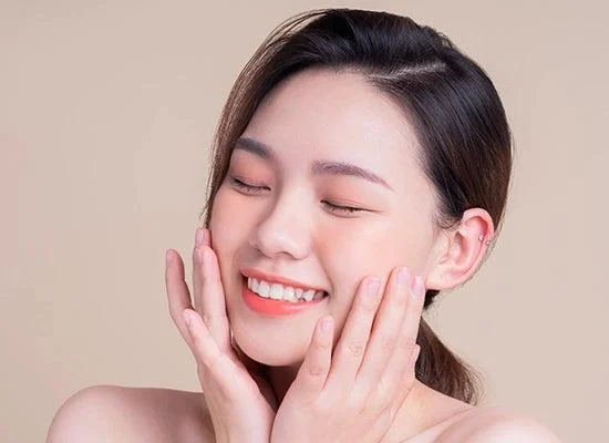 Làn da sáng mịn, căng bóng sau khi sử dụng mặt nạ lá tía tô.