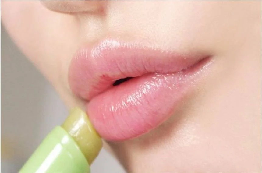 Thoa son dưỡng môi để giữ môi mềm mịn suốt ngày.