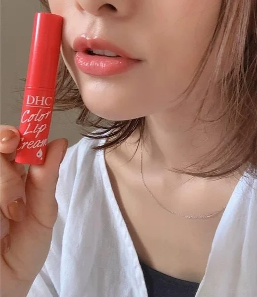 Đôi môi căng mọng tự nhiên sau khi dùng son dưỡng DHC Color Lip Cream